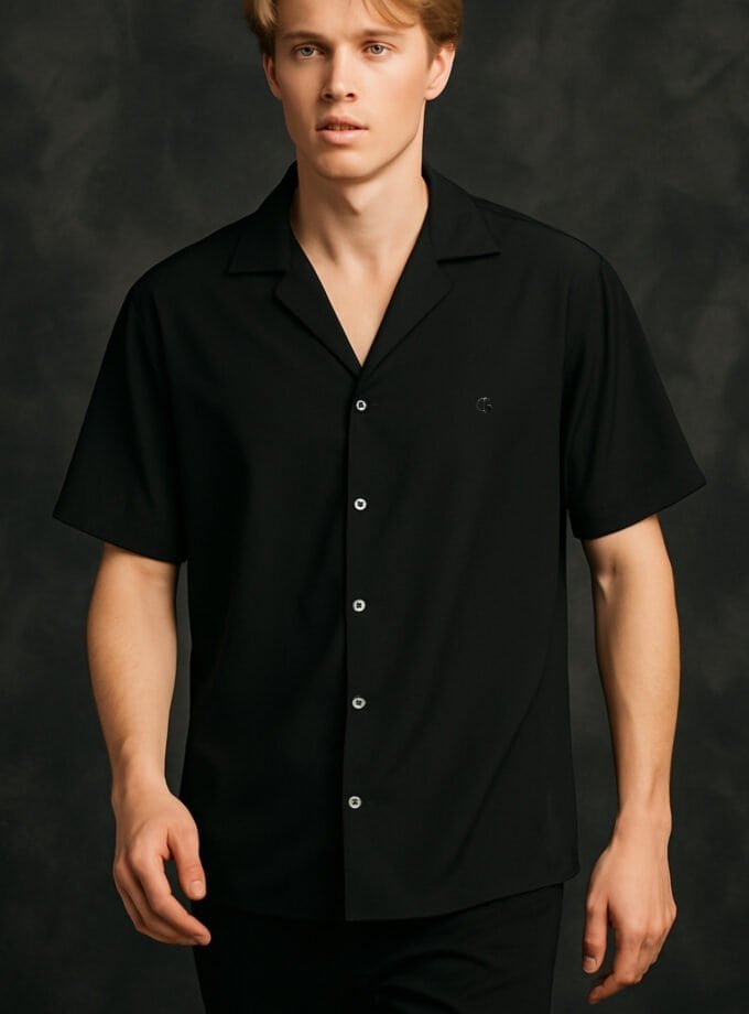 Crispy black short-sleeve button-up shirt for men, modern casual style, stylish men's fashion piece, versatile black shirt for everyday wear.
